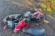 Mulher morre ap&oacute;s moto ser atingida por caminh&atilde;o na MS-156