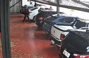 Pol&iacute;cia divulga imagens de dois foragidos por morte de filho de garagista em Dourados