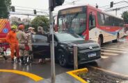 Casal de turistas se confunde com sinaliza&ccedil;&atilde;o e &eacute; atingido por &ocirc;nibus em faixa exclusiva