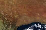 Solo se abre no deserto australiano e revela uma rede de cavernas com at&eacute; 150 metros de profundidade