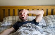 Acordar cedo torna o dia mais produtivo, mas estudo revela que dormir pouco afeta peso e metabolismo