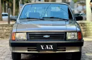 Motorista de Chevette perde o controle e bate em Audi na Afonso Pena