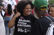 &Uacute;nica mulher candidata &agrave; presid&ecirc;ncia quer dobrar sal&aacute;rio m&iacute;nimo e escala 4x3