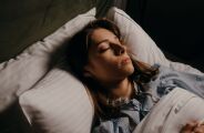Dormir 5 horas faz mal, mas passar de 9 horas na cama tamb&eacute;m pode ter consequ&ecirc;ncias