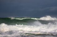 Logo ap&oacute;s tsunami em Santa Catarina, nuvem branca surge sobre o mar e encobre praia