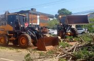 Prefeitura coloca 15 equipes nas ruas para normalizar a cidade ap&oacute;s temporal