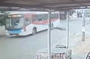 Acidente com &ocirc;nibus provoca morte de motociclista; v&iacute;deo