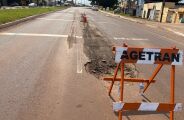 Buracos ressurgem em via rec&eacute;m recapeada por R$ 22 milh&otilde;es 