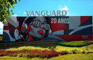 Vanguard celebra 20 anos indo al&eacute;m do &oacute;bvio e transforma fachada em obra de arte