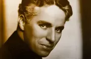 Charles Chaplin deixou uma reflex&atilde;o: "A vida &eacute; desejo, n&atilde;o significado"