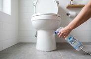 Borrifar vinagre ao redor do vaso sanit&aacute;rio: para que serve e por que especialistas recomendam