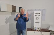 Delc&iacute;dio Amaral vota em Corumb&aacute; e destaca campanha como "modesta"