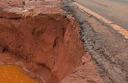 Temporal abre crateras em Ivinhema e provoca interdi&ccedil;&otilde;es em vias da cidade