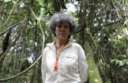 Mulher teria sido criada por macacos em floresta e ficou aterrorizada ao se ver no espelho