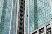 No m² mais caro do Rio, dom&eacute;stica se arrisca no parapeito para limpar janelas do patr&atilde;o