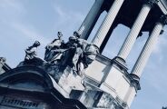 Escultura grega de 500 toneladas, esculpida em m&aacute;rmore, cruza o oceano em viagem de 1.900 km