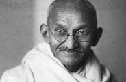 Gandhi: "Um covarde &eacute; incapaz de demonstrar amor; faz&ecirc;-lo &eacute; prerrogativa dos corajosos"