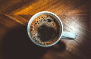 Caf&eacute; pela manh&atilde; reduz risco de morte, aponta estudo