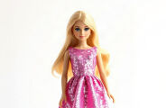 Em 1956, ele viu a filha brincar com bonecas de papel e teve a ideia que daria origem &agrave; Barbie