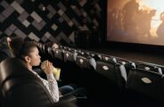Pessoas que v&atilde;o sozinhas ao cinema possuem 5 virtudes sobre os outros, segundo a psicologia