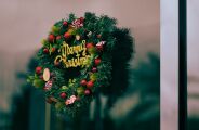 Adeus &agrave; decora&ccedil;&atilde;o tradicional de Natal: a tend&ecirc;ncia para 2026 &eacute; mais moderna e elegante