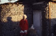 Ela recolhia garrafas no lixo e, 25 anos depois, construiu uma cidade com 15 edif&iacute;cios reciclados