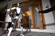 China apresenta primeiro rob&ocirc; guarda-costas que luta kung fu e tem for&ccedil;a para levantar um carro