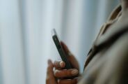 Posso levar o celular para votar? Veja o que &eacute; permitido na cabine de vota&ccedil;&atilde;o