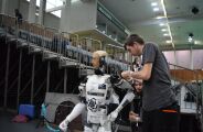 J&aacute; existem 5 milh&otilde;es de rob&ocirc;s nas f&aacute;bricas, mas o Jap&atilde;o quer dobrar esse n&uacute;mero at&eacute; 2040