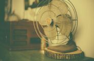 Adeus ao ar-condicionado: truque com ventilador mant&eacute;m a casa fresca sem aumentar a conta