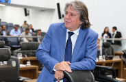 Com apoio de Riedel, Caravina entra na disputa pela presid&ecirc;ncia da Assembleia
