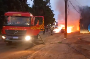 Carro pega fogo e motorista recebe insultos ao inv&eacute;s de ajuda: "amaldi&ccedil;oado"