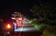 Colis&atilde;o entre moto e carreta mata homem e congestiona BR-060
