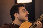 De Campo Grande ao Top do Spotify: quem escreveu "Flash", a m&uacute;sica da trend dos perfumes