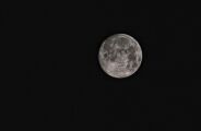 Estrutura de 60 km aparece na superf&iacute;cie da Lua e chama aten&ccedil;&atilde;o de cientistas por tamanho incomum