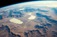 Observado do espa&ccedil;o, Deserto do Atacama &eacute; visto com montanha de roupas com mais de 60 mil toneladas