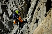 Alpinista sobe montanha de 3.960 metros, manda mensagem &agrave; fam&iacute;lia e despenca pouco depois
