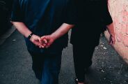 O que a psicologia diz sobre quem costuma andar com as m&atilde;os para tr&aacute;s?