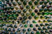 Ap&oacute;s serem demitidos, eles coletaram 10 mil garrafas em 5 meses e constru&iacute;ram uma casa de 70 m²