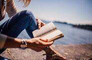 "Quem n&atilde;o l&ecirc; ter&aacute; vivido apenas uma vida": a reflex&atilde;o de Umberto Eco sobre o poder da leitura
