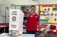  Lucien Rezende vota em Ribas do Rio Pardo e destaca defesa da democracia