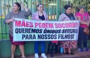 M&atilde;es protestam ap&oacute;s roda de &ocirc;nibus escolar se soltar durante transporte de alunos