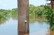 Rio Miranda tem cheia fora de &eacute;poca e p&otilde;e ribeirinhos em alerta