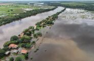 Ap&oacute;s chuvas, Rio Ivinhema atinge 4 metros de altura e alaga casas de ver&atilde;o