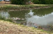 Lixo se acumula em piscin&atilde;o que transbordou e deixou moradores ilhados em MS