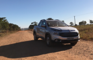 Fiat Toro &eacute; colocada a toda prova em estrada de terra