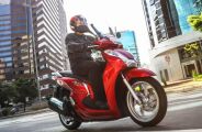 Semelhantes diferenças entre scooter  e moto