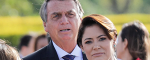 Bolsonaro diz que não sabia de pen drive no banheiro e que vai perguntar a Michelle se é dela