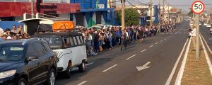 Milhares se concentrem em frente a igreja e causam nó no trânsito