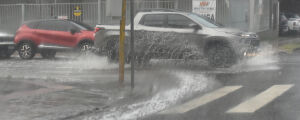 Chuva cai com espuma branca em Campo Grande; Entenda o fenômeno